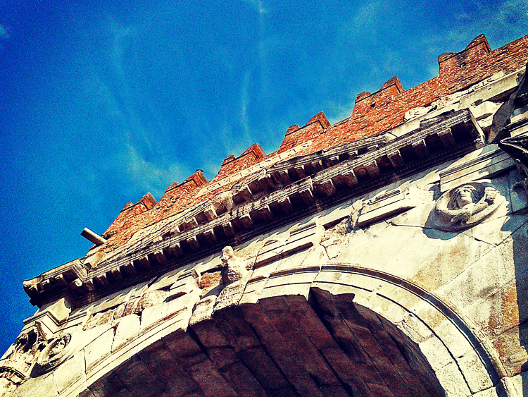 Rimini's Arco d'Agosto